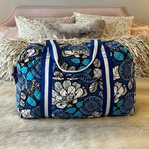 VERA BRADLEY Blue Bayou 2014 Sport Duffel 2 Handle Trolly Sleeve White Floral